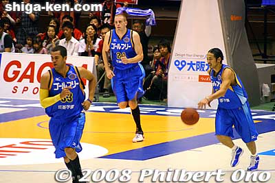 Nicknamed "Wara," Fujiwara Takamichi is from Fukuoka and played for Niigata Albirex BB before coming to Shiga.
Keywords: shiga otsu lakestars basketball team pro sports 
