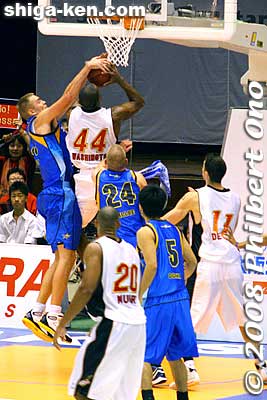 Ray Schafer blocking a shot.
Keywords: shiga otsu lakestars basketball team pro sports 