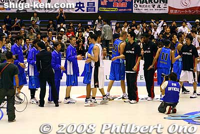 LakeStars and Evessa player shake hands after the game.
Keywords: shiga otsu lakestars basketball team pro sports 
