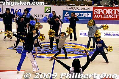 Pregame attractions included a cheerleading lesson for kids taught by the cheerleaders. (Shiga LakeStars Kids Cheer School)
Keywords: shiga otsu LakeStars pro basketball game sports 