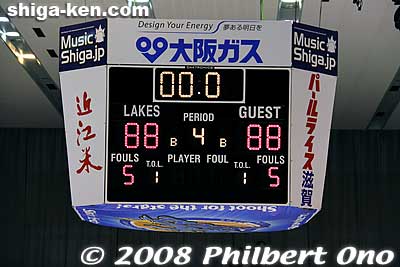 With Bobby Nash scoring at the last second, the game ends in a tie. This means a tiebreaker period of 10 min. was added.
Keywords: shiga otsu LakeStars pro basketball game sports 