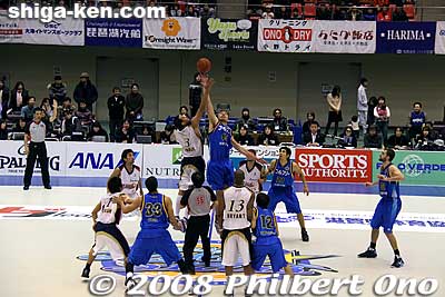 Tip-off for the tiebreaker.
Keywords: shiga otsu LakeStars pro basketball game sports 