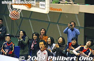 People cheering for Fukuoka roar as the ball goes through the hoop.
Keywords: shiga otsu LakeStars pro basketball game sports 