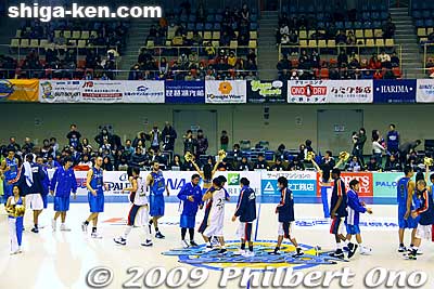 Players shake hands.
Keywords: shiga otsu LakeStars pro basketball game sports 