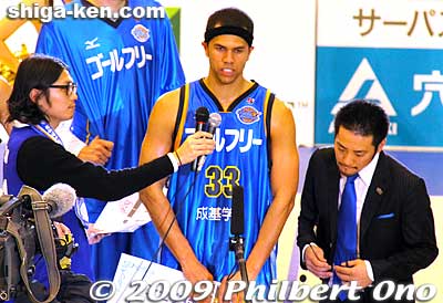 Bobby receives a DVD player.
Keywords: shiga otsu LakeStars pro basketball game sports 