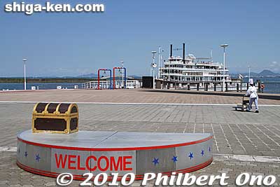 Otsu Port for Michigan. These photos were taken in Aug. 2010 and earlier years. You can see how the boat's trimmings look different.
Keywords: shiga otsu lake biwa cruise michigan paddlewheel boat