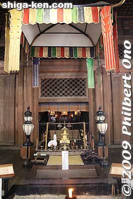 Inside Kondo Hall, built in 1599. Miroku Bosatsu statue is the object of worship.
Keywords: shiga otsu miidera onjoji temple tendai buddhist sect national treasure