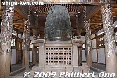 It's a huge bell. After hearing the sound of the bell on Mt. Hiei, Benkei was disgusted with how it sounded and threw the bell back down the mountain.
Keywords: shiga otsu miidera onjoji temple tendai buddhist sect 