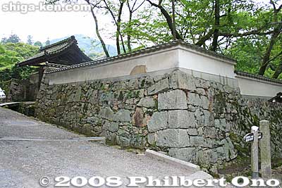 Stone wall and gate to Kangaku-in Hall at Miidera temple (Onjoji), school for priests and a National Treasure but closed to the public. 勧学院
Keywords: shiga otsu miidera onjoji temple tendai buddhist sect shigabestkokuho