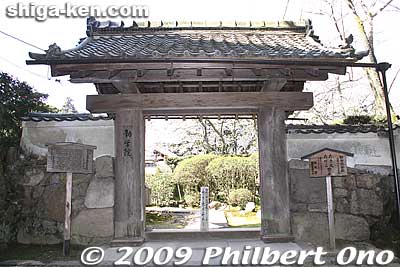Gate to Kangaku-in Hall, school for priests at Miidera temple in Otsu. Closed to the public.
Keywords: shiga otsu miidera onjoji temple tendai buddhist sect shigabestkokuho