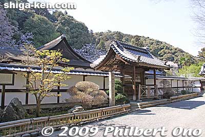 Somewhat away from the central area of Miidera is another National Treasure called Kojo-in Kyakuden. Unfortunately, it's closed to the public. All you see is this wall and a roof.
Keywords: shiga otsu miidera onjoji temple tendai buddhist sect shigabestkokuho