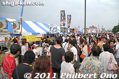 B-grade food festivals have proven to be popular in various parts of Japan and Shiga finally started its own. With an estimated 120,000 attendees over the two-day period, Shiga's first B-class food fest was wildly popular as you can see by this crowd
Keywords: shiga otsu food festival gourmet b-class