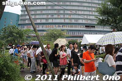 There was hardly any crowd control nor crowd direction. We just had to work our way through the lines when moving to another booth. Some lines extended all the way to the hotel behind the park.
Keywords: shiga otsu food festival gourmet b-class 