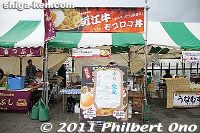 I went on the second day in mid-afternoon and already many booths had sold out. This is a "Sold out" (kanbai 完売) sign.
Keywords: shiga otsu food festival gourmet b-class 