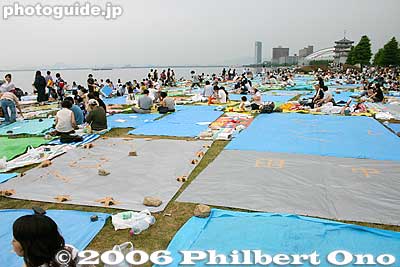 Plastic mats are used to reserve spaces for groups. They would place these rocks, etc., to secure the mats. Some ill-mannered people would not bother to discard the sheets and rocks after the fireworks were over.
Keywords: japan shiga otsu fireworks hanabi biwako summer
