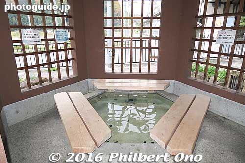 Sit on the bench and soak your feet in the Ogoto Onsen Station hot spring foot bath for free.
Keywords: shiga otsu Ogoto Onsen Station hot spring