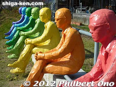 I was impressed with Seian University's slogan of being an ”Art Museum on Campus.” These colorful men are gazing at Lake Biwa.
Keywords: Shiga Otsu Seian university art gallery japansculpture