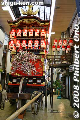 Inside a shopping arcade near the Otsu Matsuri Hikiyama Museum. There weren't any floats where we could actually enter.
Keywords: shiga otsu matsuri festival floats 
