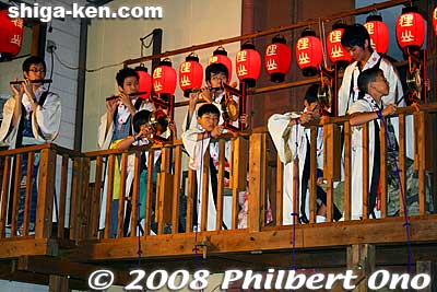 Saigyo Sakura Tanuki-yama float with musicians playing on the bridge. 西行桜狸山
Keywords: shiga otsu matsuri festival floats 