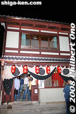 This house in Kajiya-cho was open to the public to exhibit stuff related to the lead float Saigyo Sakura Tanuki-yama.
Keywords: shiga otsu matsuri festival floats 