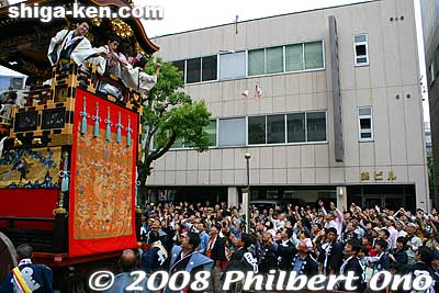 More chimaki for the crowd.
Keywords: shiga otsu matsuri festival floats 