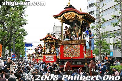 At various spots along the procession route, each float stops to perform the karakuri puppets.
Keywords: shiga otsu matsuri festival floats 