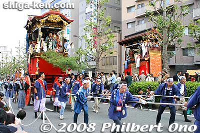 The Chuo Odori road is wide, making it easy to view the floats. It's not as crowded as Gion Matsuri in Kyoto. There's a more earthly atmosphere at Otsu Matsuri.
Keywords: shiga otsu matsuri festival floats shigabestmatsuri