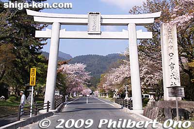 Torii gate for Hiyoshi Taisha Shrine on Hiyoshi Baba road which is today the main drag of Sakamoto leading to the shrine. Apparently, this road was a horse running course.
Keywords: shiga otsu sakamoto 