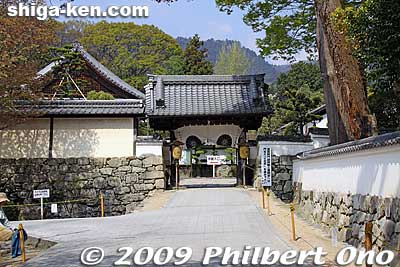 Gate of Shiga-in Monzeki temple.
Keywords: shiga otsu sakamoto temple 