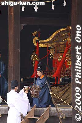 Delivering the tea.
Keywords: shiga otsu sanno sai matsuri festival 