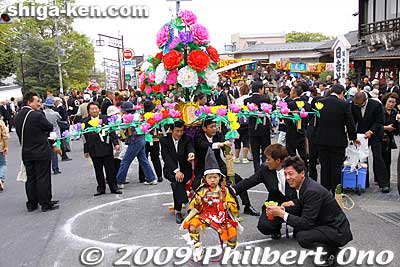 At 1 pm on the Sando main road leading to Hiyoshi Taisha Shrine, the Flower Procession (Hana-watari-shiki) is held with little kids dressed up as nobility. 
Keywords: shiga otsu sanno sai matsuri festival 