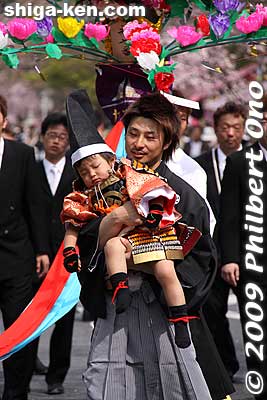 Some kids get tried and end up being carried.
Keywords: shiga otsu sanno sai matsuri festival 