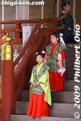 Assistants stand on the steps of the Nishi Hongu.
Keywords: shiga otsu sanno sai matsuri festival 