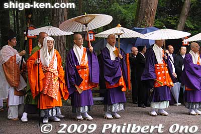 The Tendai Abbot (orange robes) lines up along with other Enryakuji Buddhist priests on the Sando path of Hiyoshi Taisha.
Keywords: shiga otsu sanno sai matsuri festival 
