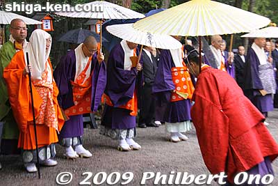 THe head priest of Hiyoshi Taisha greets the Tendai Abbot.
Keywords: shiga otsu sanno sai matsuri festival 