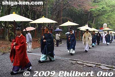 The Shinto priests proceed to Nishi Hongu.
Keywords: shiga otsu sanno sai matsuri festival 