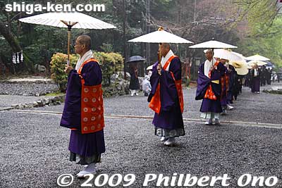 More Tendai priests from Enryakuji temple proceed to Nishi Hongu. Buddhist priests do not wear the flappy cap like Shinto priests.
Keywords: shiga otsu sanno sai matsuri festival 