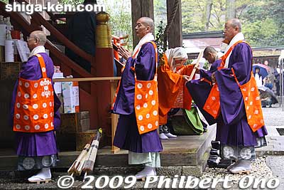 Interesting to see Buddhist priests chanting Buddhist sutras in front of a Shinto shrine.
Keywords: shiga otsu sanno sai matsuri festival 