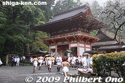 Mikoshi bearers run through Nishi Hongu's Romon Gate.
Keywords: shiga otsu sanno-sai matsuri festival 