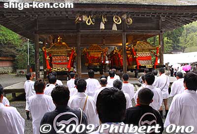 After the sakaki branch ceremony, at 1:30 pm they held the Haiden Departure Ceremony at the Haiden where seven mikoshi were placed. 拝殿出し神事
Keywords: shiga otsu sanno-sai matsuri festival 