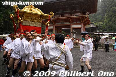 One after another, they carried out the seven mikoshi.
Keywords: shiga otsu sanno-sai matsuri festival 