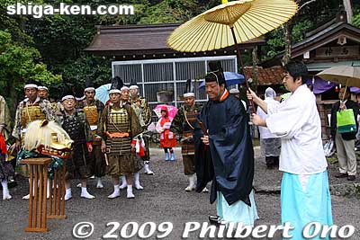 Ceremony in front of a shishi lion head.
Keywords: shiga otsu sanno-sai matsuri festival 