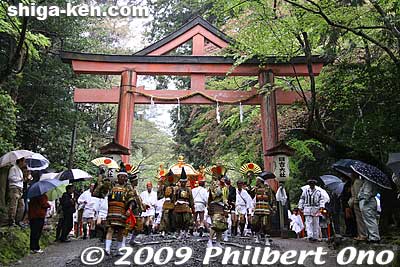 The mikoshi pass under the Sanno torii.
Keywords: shiga otsu sanno-sai matsuri festival 