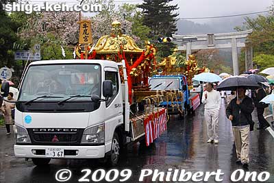 Mikoshi on trucks to transport them to the boat dock.
Keywords: shiga otsu sanno-sai matsuri festival 