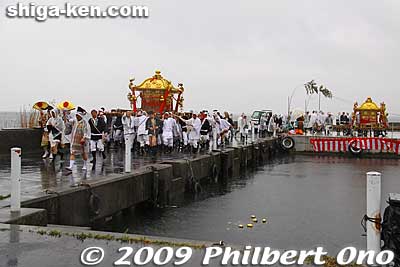 Mikoshi bearers were standing by at Wakamiya Port and one by one they offloaded the mikoshi from the barge.
Keywords: shiga otsu sanno-sai matsuri festival 