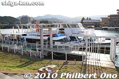 These two cruise boats (Lansing and Interlaken) were chartered for the festival.
Keywords: shiga otsu setagawa river senkosai mikoshi matsuri festival portable shrine boats 