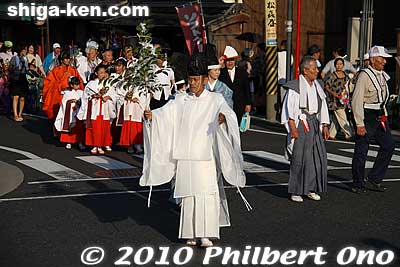 The procession arrived at the east end of Seta-no-Karahashi Bridge at about 5:15 pm.
Keywords: shiga otsu setagawa river senkosai mikoshi matsuri festival portable shrine boats 