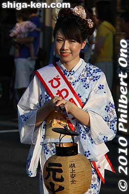 Nagata Megumi, Biwako Otsu Tourist Ambassador for 2010, was also in the procession. 永田めぐみ
Keywords: shiga otsu setagawa river senkosai mikoshi matsuri festival portable shrine boats kimonobijin
