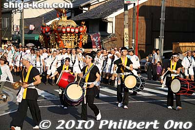 Escorted by taiko drummers, the main mikoshi arrives at the east end of Seta-no-Karahashi Bridge.
Keywords: shiga otsu setagawa river senkosai mikoshi matsuri festival portable shrine boats shigabestmatsuri