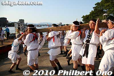 Carrying the main mikoshi to the boat.
Keywords: shiga otsu setagawa river senkosai mikoshi matsuri festival portable shrine boats 